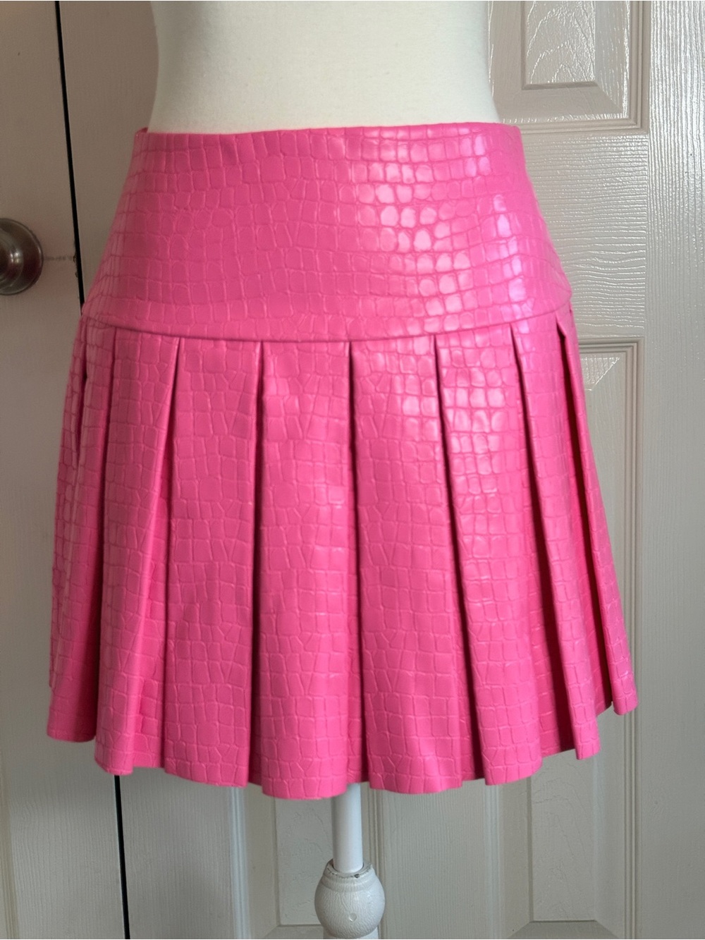 Alice + Olivia Emilie Pink Croc Pleated Mini Skirt NWT Size 2